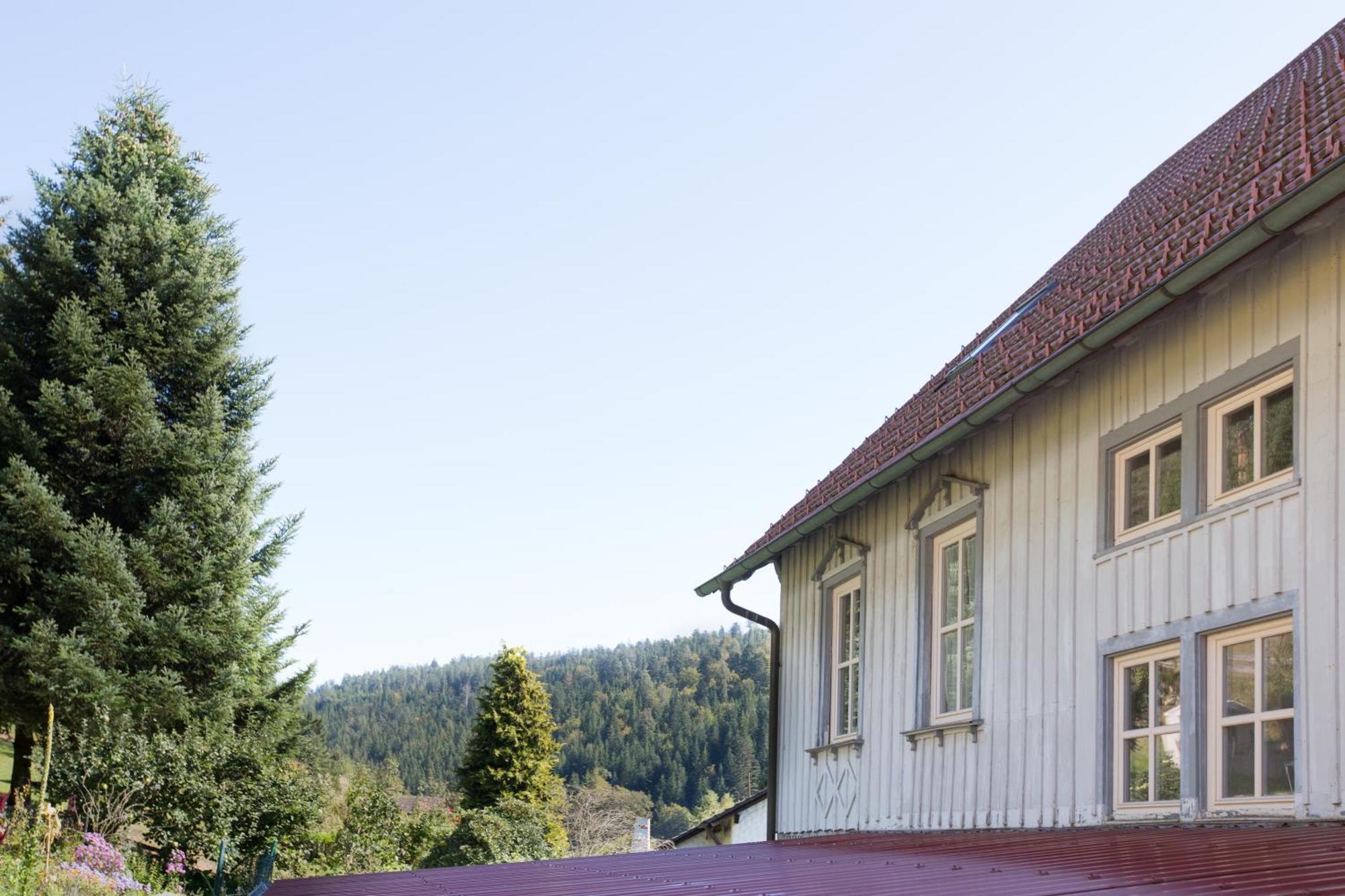 Das Schulhaus Enzklosterle Luaran gambar