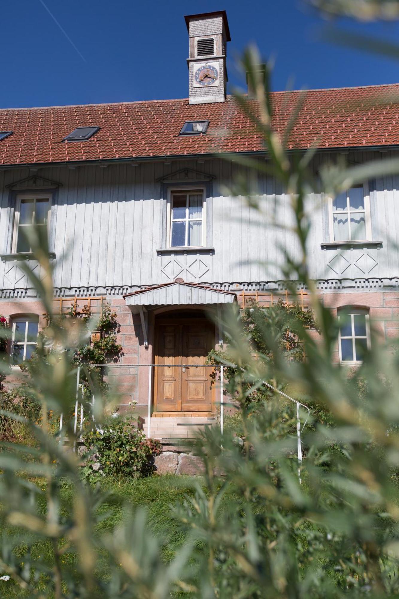 Das Schulhaus Enzklosterle Luaran gambar